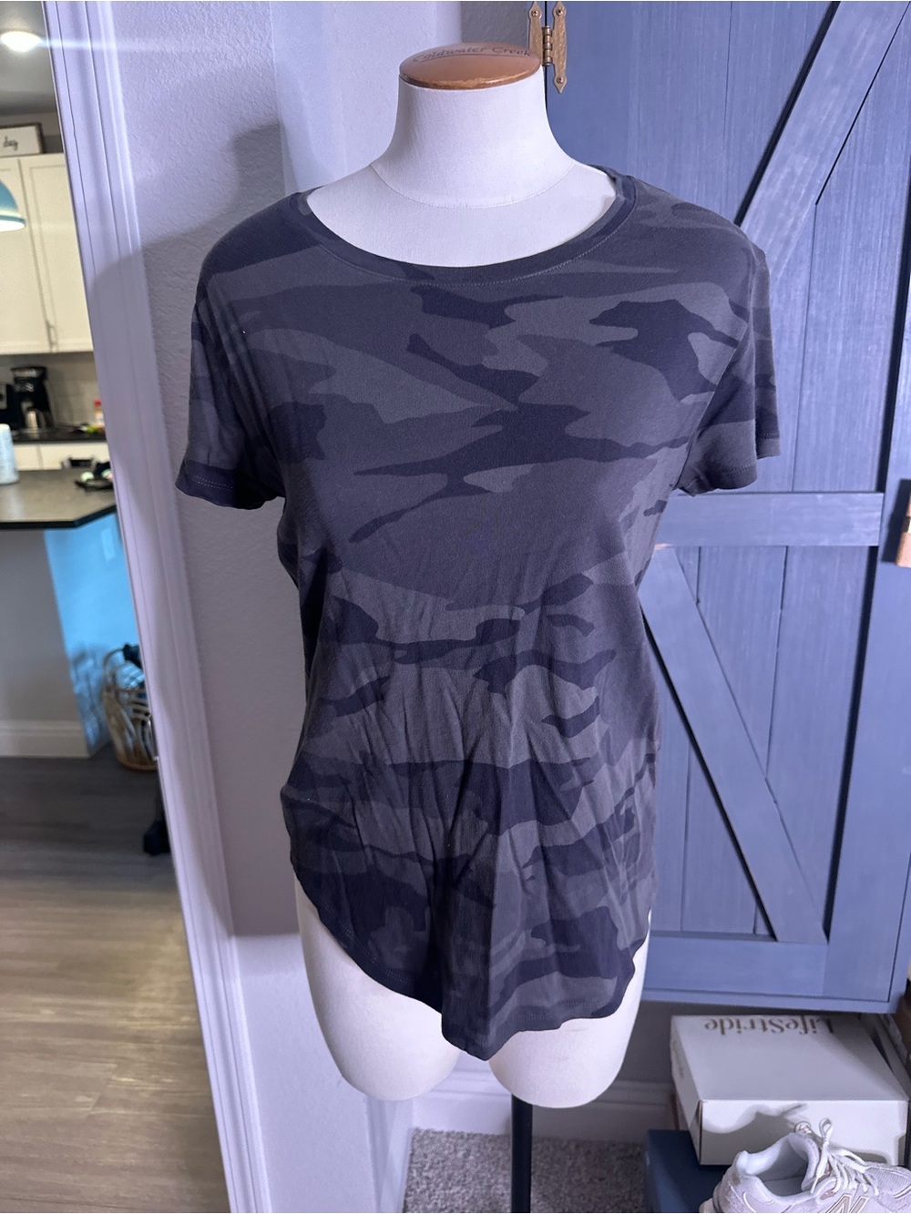 NEW Women’s Charcoal Camouflage Short Sleeve Tee. Size Small